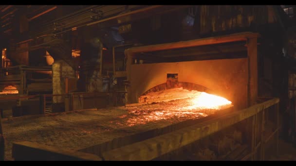 Proceso de coque de carbón, proceso de fabricación de carbón de horno de coque. Carbón de coque caliente sale del horno. — Vídeo de stock
