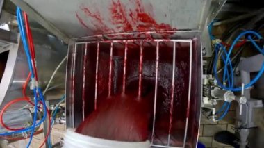 Gıda endüstrisinde reçel. Reçel konveyör hattına dökülüyor. Üretimde çok reçel