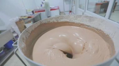 Fabrikada para kazanma süreci. Waffle için hamur topluyorum. Waffle kabı pişirmek için hamur hazırlığı. Gıda üretimi.