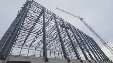 Endüstriyel bir binanın metal iskeleti. Bir sanayi binasının inşaatı. Fabrika için büyük bir depo inşaatı