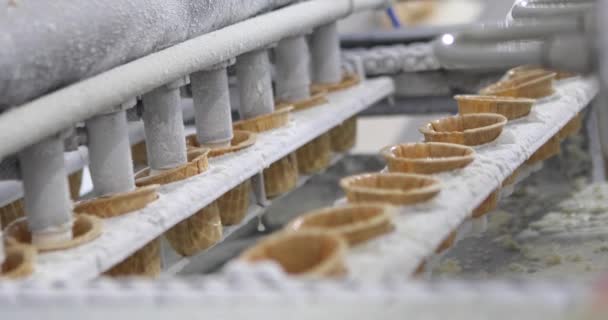 Produção de sorvete. Moderna fábrica de gelados. Como o sorvete é feito — Vídeo de Stock