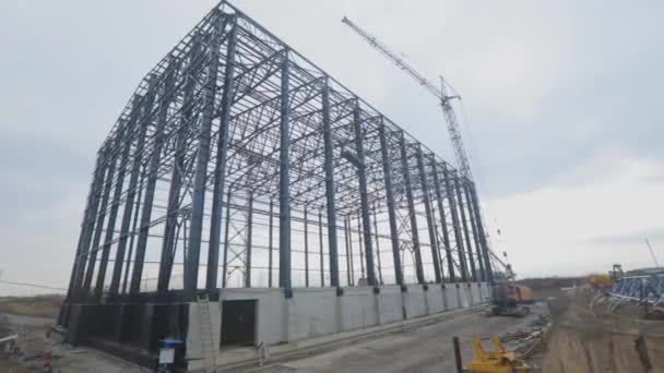 Endüstriyel bir binanın metal iskeleti. Bir sanayi binasının inşaatı. Fabrika için büyük bir depo inşaatı — Stok video