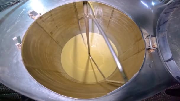 Deeg maken voor wafels. Bereiding van het deeg voor het bakken van wafelbekers. Voedselproductie. Het maken van deeg in een fabriek — Stockvideo