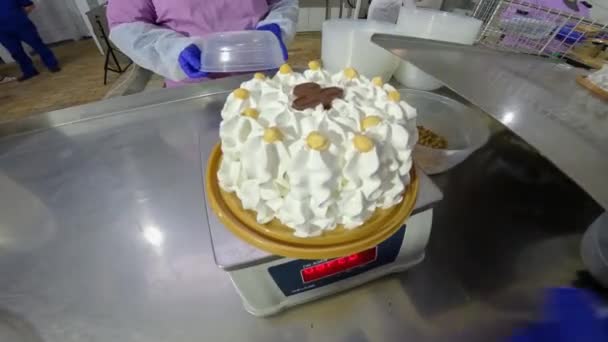 El último paso para hacer el pastel. Terminación del pastel en la fábrica. fábrica de confitería — Vídeos de Stock
