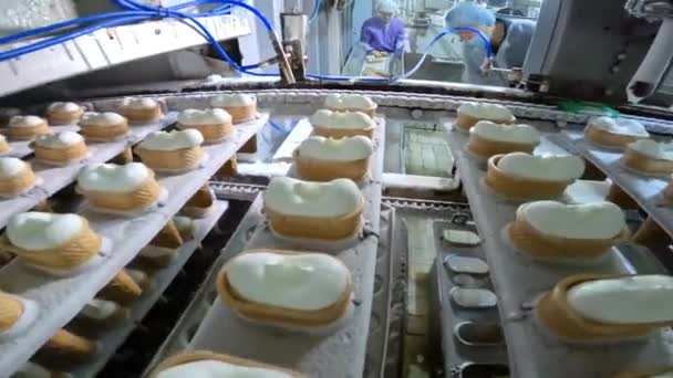 Proceso de producción de helados. Hacer helado en una taza en la fábrica. Helado después de congelarse en la fábrica. — Vídeo de stock