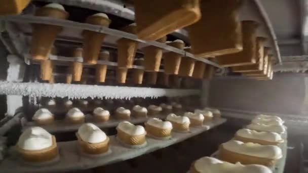 IJs na het invriezen in de fabriek. Productieproces van ijs. IJs maken in een kopje in de fabriek. — Stockvideo