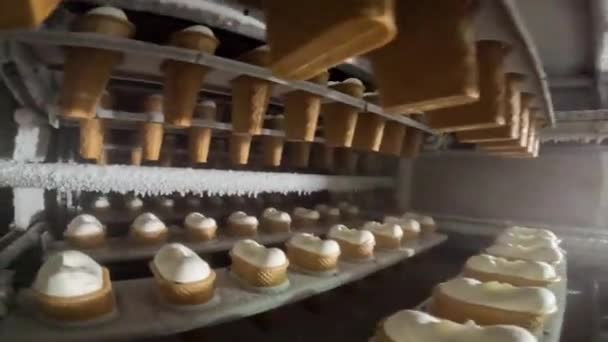 Proceso de producción de helados. Helado después de congelarse en la fábrica. Hacer helado en una taza en la fábrica. — Vídeo de stock