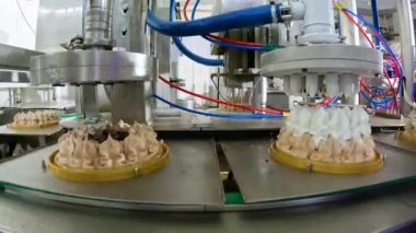 Otomatik dondurma üretimi. Otomatik dondurma üretim hattı. Dondurma üretimi.