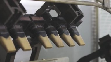 Dondurma için gözleme kabı pişiriyorum. Gofret fincanı üretimi için konveyör hattı. Gofret fincanı üretimi için makine.