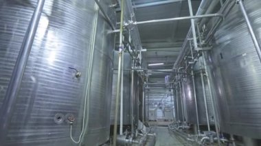 Gıda endüstrisindeki büyük konteynırlar. Dondurma endüstrisindeki parlak metal kaplar. Endüstriyel iç mekan. Gıda üretimi