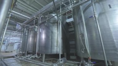 Bira demliyorum. Piov 'un demlendiği atölye. Gıda üretimi içeriden