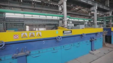 Modern metalürjik bitki. Endüstriyel iç mekan. Metalurji fabrikasında modern ekipman