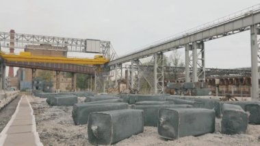 Sokakta sıcak metal serinliyor. Dışarıdaki sıcak metali soğutuyorum. Sıcak metalden sıcak hava akıntıları