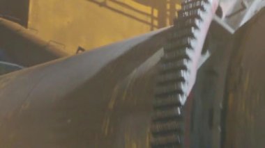 Modern bir fabrikada kömür işleme. Fabrikada büyük bir değirmen. Kokain kömürü üretimi.