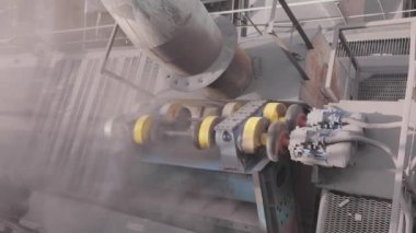 Modern metalürjik bitki. Endüstriyel iç mekan. Metalurji fabrikasında metal üretim süreci. Metalurji fabrikasında modern ekipman