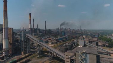 Büyük bir metalürjik tesisin üzerinden uçmak. Metalurjik bir bitkiden büyük metalürjik bitki görüntüsü emisyonları