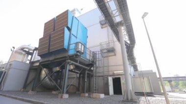 Büyük bir fabrikada hava arındırma. Hava arındırma için endüstriyel kurulum. Fabrikadaki modern hava arındırma sistemi.