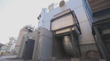 Hava arındırma için endüstriyel kurulum. Büyük bir fabrikada hava arındırma. Fabrikadaki modern hava arındırma sistemi.