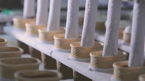 Production automatisée de crème glacée. Ligne de production automatisée de crème glacée. Production de crème glacée. — Video