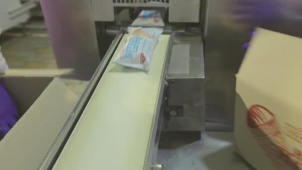 Ice cream after the conveyor is sent to cardboard boxes — 비디오