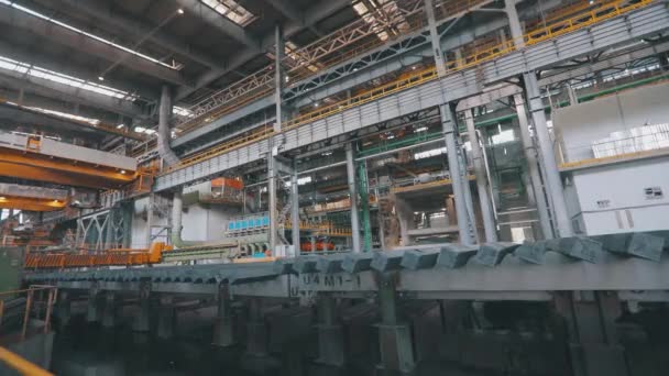 Interior industrial en una planta metalúrgica. Laminadora de metal. Dentro del taller de producción de metal. Una moderna planta de laminación de metal desde el interior. — Vídeo de stock