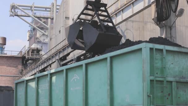 Coke coal is loaded into the wagon. Production of coking coal. Coal coking process, coke oven coal making process — Vídeo de stock