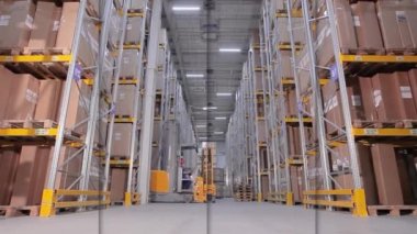 Tek bir videoda modern bir depodan birkaç kare. Modern bir depoda iş akışı. Endüstriyel iç mekan. Modern depo, çoklu pencere videosu. Modern bir depoda forklift.