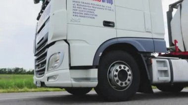 Kamyon tekerleri hareket halinde. Yaklaşın. Atış kamyonu tekerleri yakın çekim. Kamyon otoyolda ilerliyor.