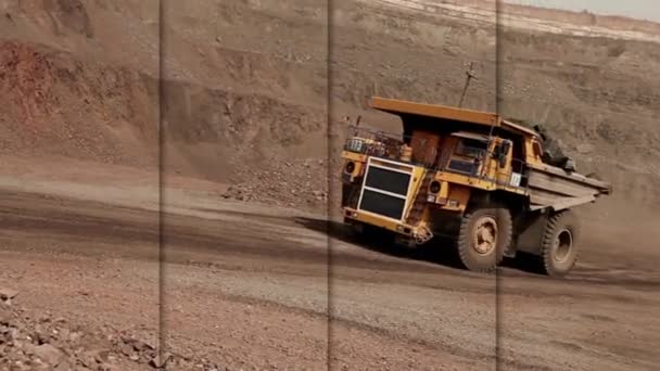 Kömür madenciliği. Bir videoda birkaç kare. Taş ocağındaki büyük sarı damperli kamyon. Büyük bir demir cevheri ocağında çalışıyorum. Demir cevheri madeninden bir çerçeve seçimi. — Stok video
