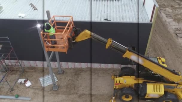 Kolaż ram na placu budowy. zewnętrzne elementy przemysłowe. Roboty budowlane na placu budowy. Pracownicy na placu budowy, budowniczowie na placu budowy — Wideo stockowe