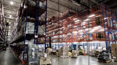 Bir videoda modern bir depodan birkaç fotoğraf. Büyük, modern bir depoda çalışıyorum. Endüstriyel iç mekan. Modern bir depoda forklift.