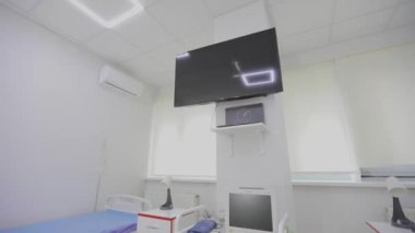 Modern bir klinikte yeni bir koğuş. Hastane koğuşu içi. Hastanenin yeni modern odası..