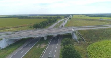 Büyük yolda trafik vardı. İnsansız hava aracı ile modern otoyol
