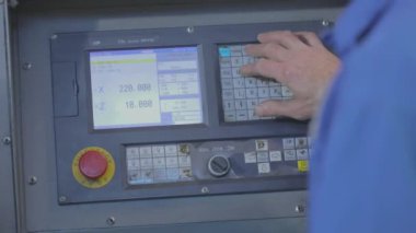 Modern bir makinenin kontrol paneli. CNC makine monitörü ekranı. Modern CNC panel makinesi. Modern cnc makinesi