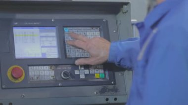 Modern bir makinenin kontrol paneli. CNC makine monitörü ekranı. Modern CNC panel makinesi. Modern cnc makinesi