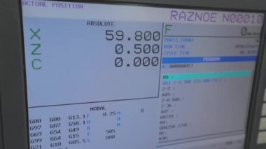 Modern bir makinenin kontrol paneli. CNC makine monitörü ekranı. Modern CNC panel makinesi. Modern cnc makinesi