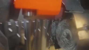 Testere bıçağı yakın çekim. Metal bir iş parçasını yakın plan kesme işlemi. Yakın plan testere dişleri.