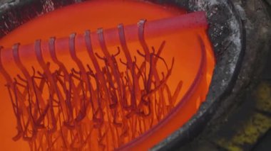 Fırında sıcak metal var. Fabrikada metal işçiliği. Fırında metal ögeler oluşturuluyor