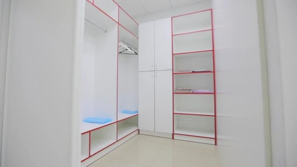 Dressing room in white. Room for things. Room for clothes in light colors — Stockvideo