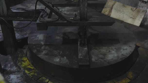 Metal quente numa fornalha. Metalurgia na fábrica. Criando itens de metal no forno — Vídeo de Stock