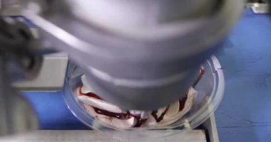 Dondurma üretimi yakın plan. Otomatik dondurma üretimi. Otomatik dondurma üretim hattı