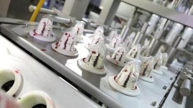 Otomatik dondurma üretimi. Otomatik dondurma üretim hattı. Dondurma üretimi.