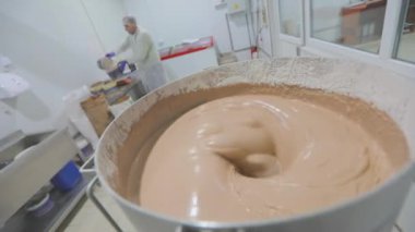 Waffle için hamur topluyorum. Waffle kabı pişirmek için hamur hazırlığı. Yiyecek üretimi. Fabrikada para kazanma süreci.