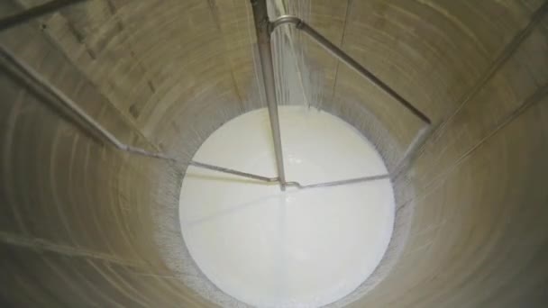 Mélanger du lait dans une usine. Le lait tourne dans un grand tonneau. Préparation crème glacée. — Video