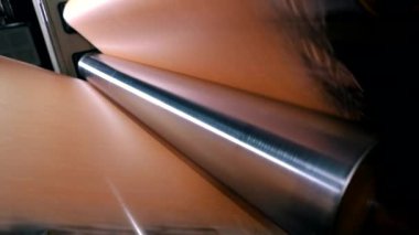 Dokumasız malzemelerin üretimi. Spunbond üretim fabrikası. Örülmemiş kumaş üretim süreci. Sentetik kışı geçirmek için modern taşıma hattı.