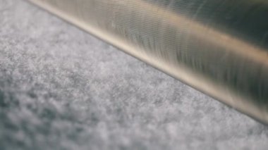 Sentetik kışlık üretim fabrikası. Syntepon üretim süreci. Baston olmayan malzemelerin üretimi yakın plan..