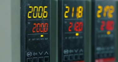 Dijital panelde üretim parametreleri gösteriliyor. Fabrika kontrol paneli. Üretim birimlerinin göstergelerine sahip panel