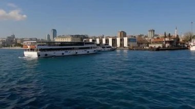 İstanbul 'un tarihi merkezi. Boğaz 'da yolcu gemisi. Boğaz, Boğaz Körfezi, İstanbul, Türkiye 'de tekneler. Boğaz ulaşımı