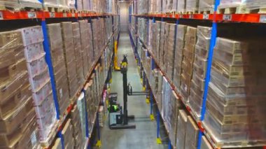 Büyük, modern bir depo. Modern bir depoda çalışıyorum. Büyük bir depoda forklift.