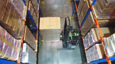 Depoda modern bir forklift. Modern bir depoda iş akışı. Büyük depo üst görünümü